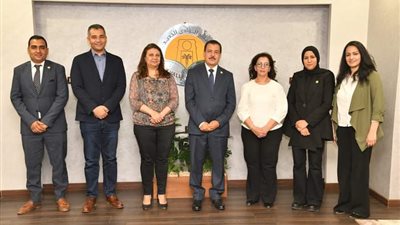 رئيس جامعة الوادي الجديد يلتقي وفد الجامعة الأمريكية 