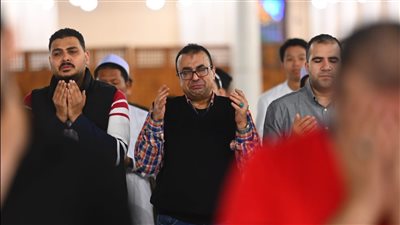 لعلها تكون ليلة القدر، مشاهد مؤثرة من دعاء القنوت في مسجد عمرو بن العاص (صور)