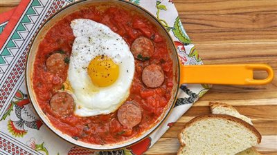  طريقة عمل البيض بالصلصة والسجق للسحور، طبق لذيذ وسهل التحضير 