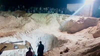 باق 4 أمتار، آخر تطورات عملية البحث عن شاب المنيا الذي سقط في بئر الظهير الصحراوي (فيديو)