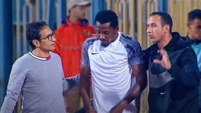 جونيور أجايي يرتدي قميص سموحة بدون 