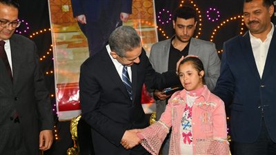 محافظ الغربية يشهد احتفال طلاب ذوي الهمم بشهر رمضان ويوزع ملابس العيد على 200 طالب (صور)