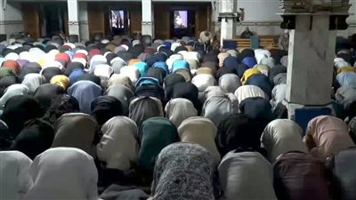  مساجد غرب الإسكندرية تكتظ بالمصلين في ليلة 25 من رمضان (صور)