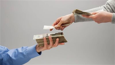 ما حدش عارف ظروف الناس، فتاة من الأقصر تعيد مبلغا ماليا لصاحبه عثرت عليه بكورنيش النيل