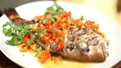 طريقة عمل سمك دنيس بصلصة الليمون، أكلة مميزة على الإفطار 