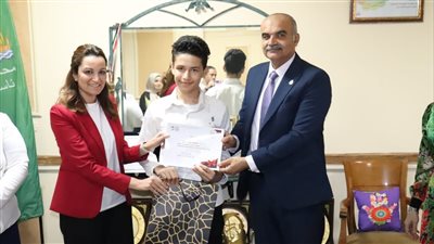 نائب محافظ الجيزة تكرم 10 طلاب من أبناء الإسكان البديل بروضة السودان 