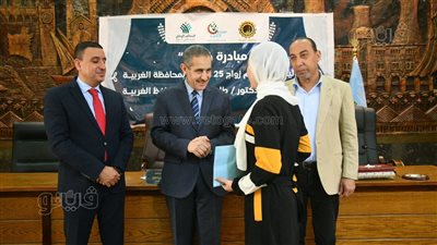 محافظ الغربية يسلم مساعدات مالية لـ25 عروسا من الأسر الأولى بالرعاية