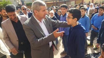 مدير تعليم دمياط يستمع لآراء الطلاب حول العملية التعليمية بمدارس كفر الغاب (صور)