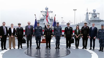 قائد القوات البحرية يلتقي قائد العملية البحرية الأوروبية بالبحر الأحمر (أسبيدس)