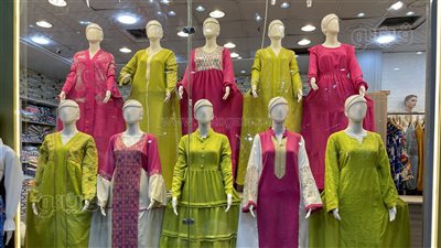 تصل لـ 4590 جنيها، أسعار فساتين وعبايات العيد في الأسواق (فيديو وصور)