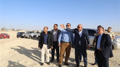 بقدرة 10 ميجاوات محافظ الوادي الجديد يتفقد موقع محطة الطاقة الشمسية بالفرافرة 