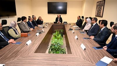 وزير الصناعة يتسلم شهادة مواصفة قياسية ممنوحة لمركز تدريب التجارة الخارجية