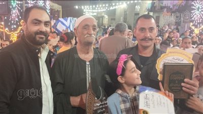 تكريم كفيف حفظ القرآن الكريم في سن 84 عاما من الراديو بالمنوفية