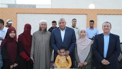 الزملوط يُكرم الفائزين بالمسابقة الرمضانية، ويُهدي رحلة عُمرة لأقدم محفظي القرآن الكريم بالفرافرة