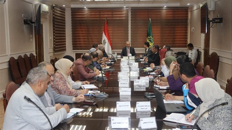 محافظ القليوبية يناقش