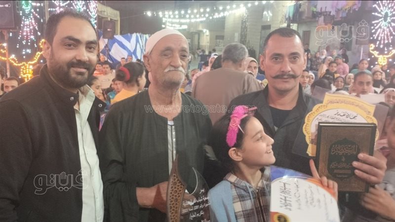 تكريم كفيف حفظ القرآن