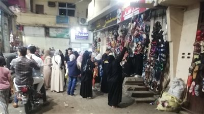 إقبال المواطنين على أسواق الأقصر لشراء الملابس والمخبوزات استعدادا للاحتفال بعيد الفطر (صور)