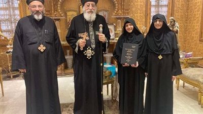 البابا تواضروس يتلقى أرشيف تاريخ دير العذراء بحارة زويلة