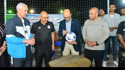 رئيس جامعة أسيوط يكرم فريق كلية التربية الرياضية الفائز بالدورة الرمضانية لكرة القدم