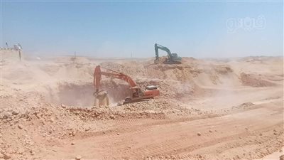 آخر تطورات حادث سقوط شاب المنيا في بئر.. أبناء عمه لـ فيتو: معداتنا تعمل على مدار 24 ساعة.. حفرنا 20 مترًا ونطالب بزيادة الحفارات والجرافات