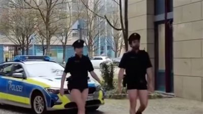 ضباط الشرطة الألمانية يظهرون دون سراويل بسبب نقص في الزي 