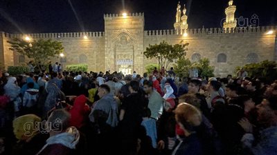 زحام كبير أمام جامع الأزهر لأداء صلاتي العشاء والتراويح في ليلة 27 رمضان (فيديو وصور) 