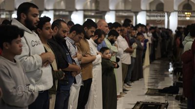 التراويح، المئات يصطفون للصلاة بالأزهر وعمرو بن العاص في ليلة 27 (فيديو وصور)