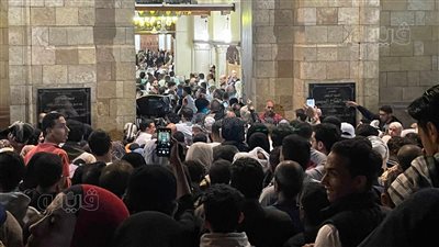 إقبال كبير من المصلين على جامع عمرو بن العاص في ليلة 27 رمضان (فيديو) 