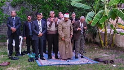 شيخ يؤم المصلين داخل الكنيسة الإنجيلية بالإسكندرية (صور)