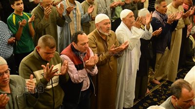 في خشوع وتضرع، مشاهد مؤثرة من دعاء القنوت في صلاة التراويح بمسجد السيدة زينب (صور)