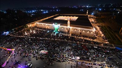 مشهد مهيب، الآلاف يقيمون صلاة التراويح أمام مسجد عمرو بن العاص في وسط الطريق (صور)