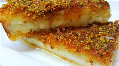 طريقة عمل البسبوسة بالقشطة، حلوى سريعة قدميها بعد الإفطار 