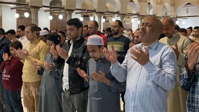 خشوع وتضرع، دموع المصلين تسبق الدعوات في قنوت ليلة 27 رمضان بالجامع الأزهر (فيديو وصور) 