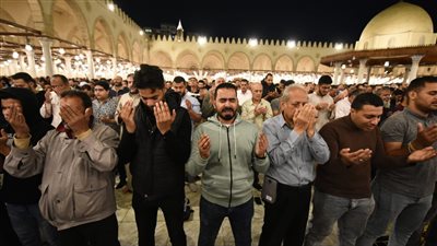20 صورة ترصد بكاء المصلين في دعاء قنوت ليلة 27 رمضان من مسجد عمرو بن العاص 