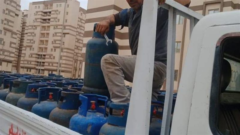 سيارات محملة بالأنابيب