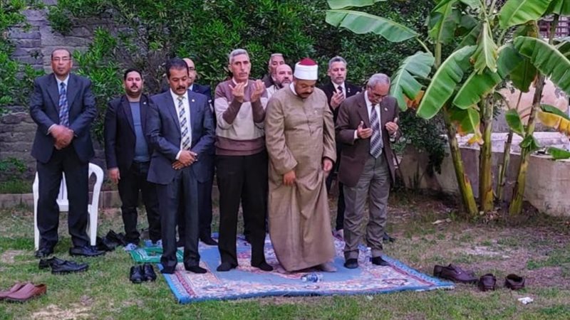 شيخ يؤم المصلين بالكنيسة