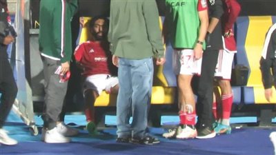 دايخ وغير متزن، آخر ظهور لـ حسين الشحات على دكة البدلاء قبل نقله إلى المستشفى (صور)