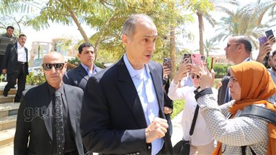 جمال مبارك وموسى والديهي يشاركون فى جنازة أحمد فتحى سرور (صور)