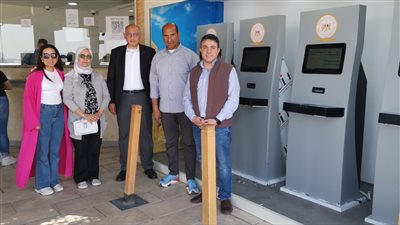 تشغيل ماكينات الخدمة الذاتية لشراء تذاكر دخول منطقة أهرامات الجيزة