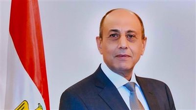 وزير الطيران يشيد بجهود العاملين في مطار القاهرة للتعامل مع زيادة الركاب 