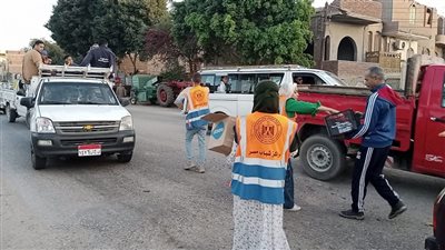 تمر وعصير، شباب وفتيات أسيوط يقودون حملة لإفطار الصائمين وتوعية المواطنين بالطرق (صور) 