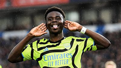 الدوري الإنجليزي، آرسنال يتقدم على برايتون بهدف ساكا في الشوط الأول 