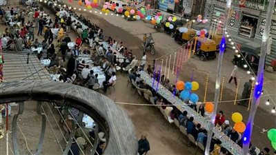 مائدة إفطار قرية الغابة بالشرقية تتحول إلى كرنفال رمضاني، والسر حرب غزة (صور)