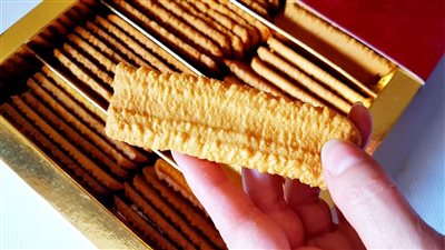 طريقة عمل بسكويت النشادر في البيت للتوفير في الميزانية