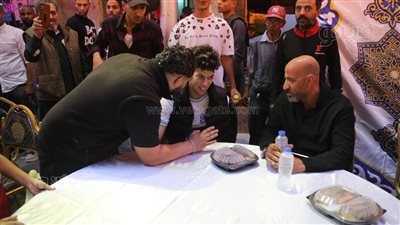 بدأت بحلة رز وشارك فيها إمام عاشور ومحمد رياض، حكاية مائدة المشاهير فى السيدة زينب (فيديو وصور)