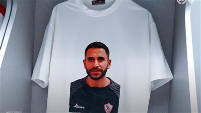 لاعبو الزمالك يظهرون بقميص الراحل محمد مدحت خلال عملية الإحماء أمام فيوتشر (صور)