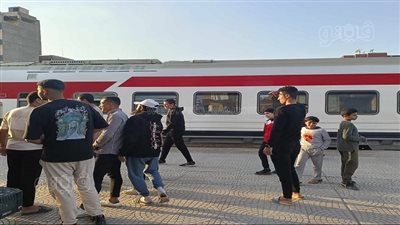 كرم الشراقوة مع القطارات قصة مستمرة، أهالي أبو حماد يوزعون وجبات الإفطار على الركاب (فيديو)