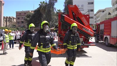 محاكاة لتجربة الإخلاء الآمن ومجابهة الحرائق بصيدلة المنصورة (صور)