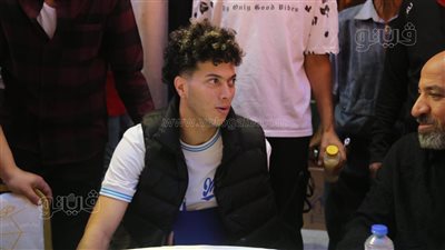 بعد مشاركته بمائدة السيدة زينب، المعجبون يلاحقون إمام عاشور (فيديو)