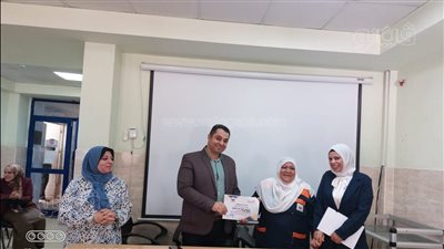 مدير عام بنى سويف التخصصي يكرم التمريض والعاملات لتميزهن فى العمل